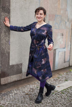 Laden Sie das Bild in den Galerie-Viewer, dunkles gemustertes Kleid mit Karo aus Berlin von Clara Kaesdorf