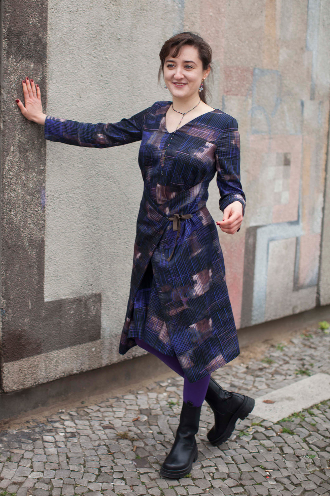 dunkles gemustertes Kleid mit Karo aus Berlin von Clara Kaesdorf