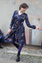 Laden Sie das Bild in den Galerie-Viewer, variables Kleid aus Biobaumwolle mit dunklem Karomuster von Clara Kaesdorf aus Berlin