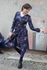 variables Kleid aus Biobaumwolle mit dunklem Karomuster von Clara Kaesdorf aus Berlin