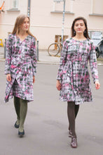 Laden Sie das Bild in den Galerie-Viewer, Streetstyle Berlin with pink printed dresses