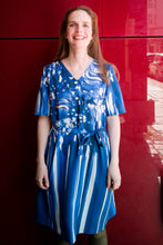 Laden Sie das Bild in den Galerie-Viewer, waisted summer dress with blue print