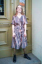 Laden Sie das Bild in den Galerie-Viewer, grau braunes Sommerkleid Midikleid aus Biobaumwolle von Clara Kaesdorf