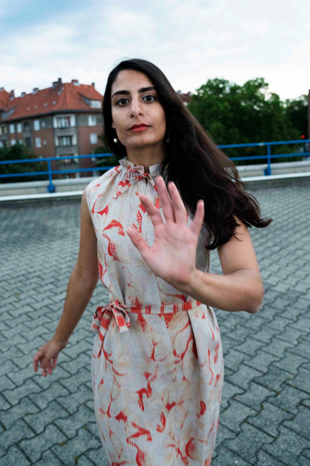 Kleid mit gerafftem Kragen und rotem Muster CLARA KAESDRORF