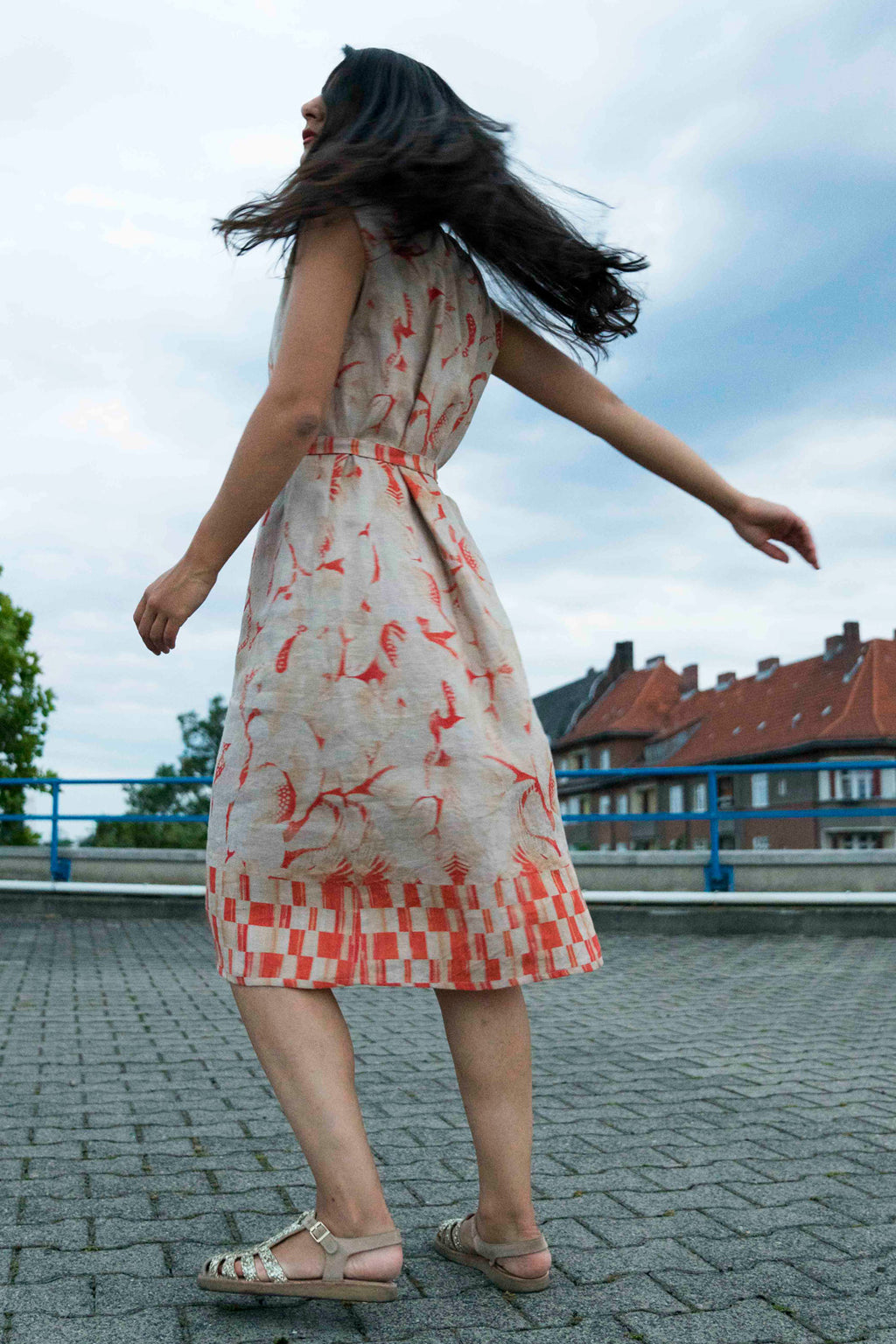 Leinenkleid mit rotem Muster CLARA KAESDRORF