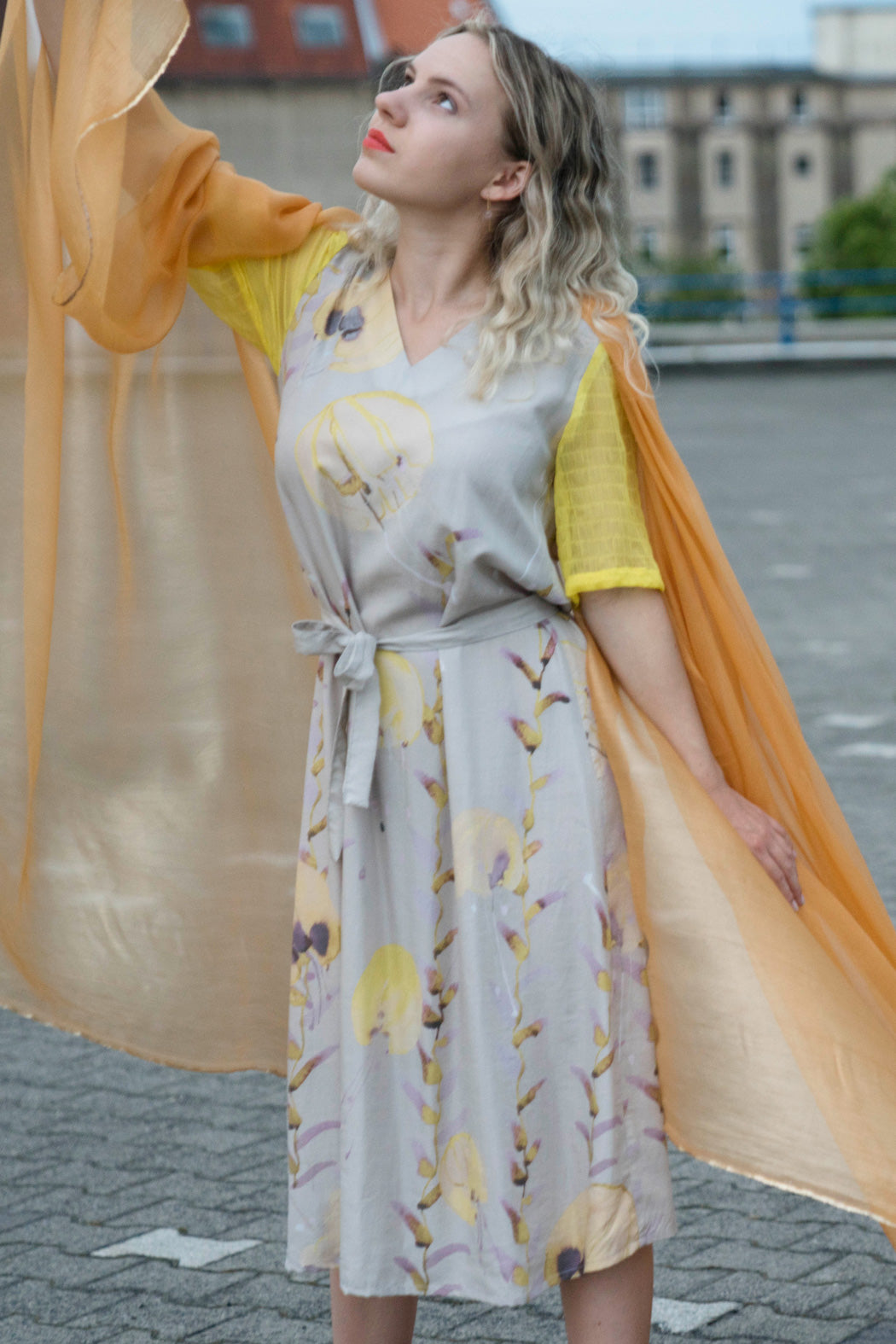 Sommerkleid mit gelben Seidenärmeln Tailliert CLARA KAESDORF