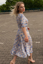 Laden Sie das Bild in den Galerie-Viewer, midi summer dress waisted with wide skirt CLARA KAESDORF