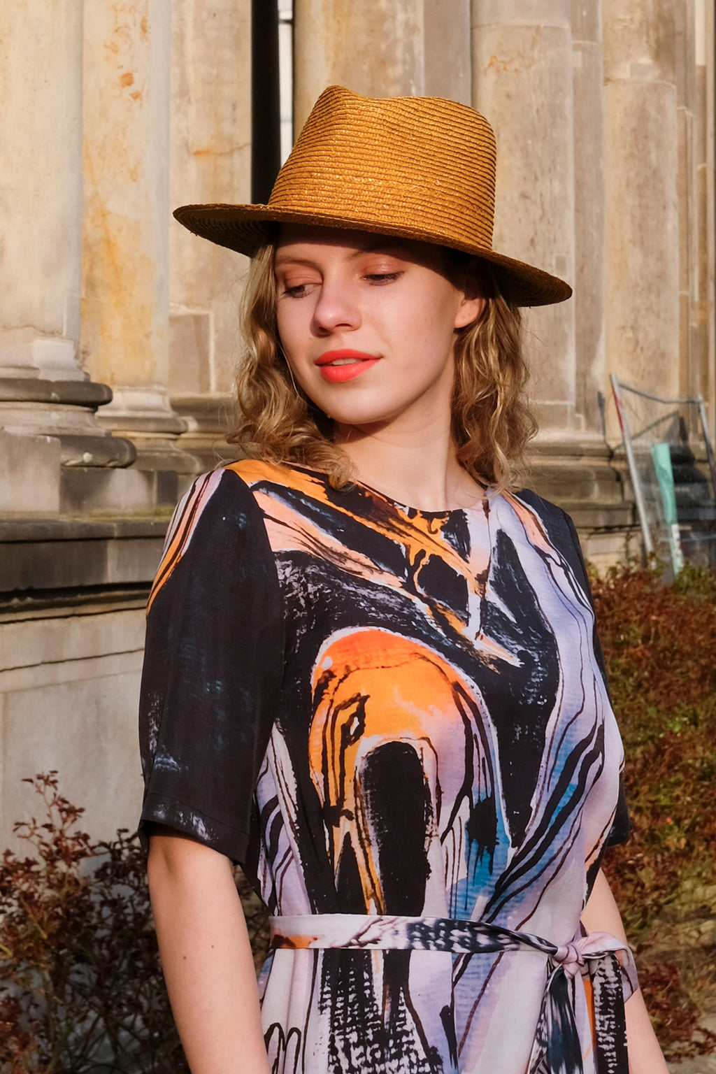 Orangener Sommerhut mit Tencelkleid CLARA KAESDORF