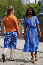 Laden Sie das Bild in den Galerie-Viewer, Oragnic Cotton summer skirt in blue CLARA KAESDORF