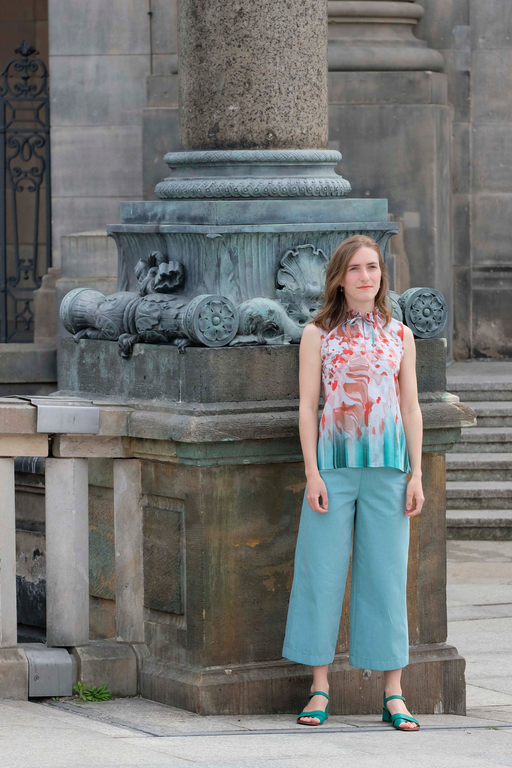 Grüne Sommerhose mit weitem Bein aus Berlin CLARA KAESDORF
