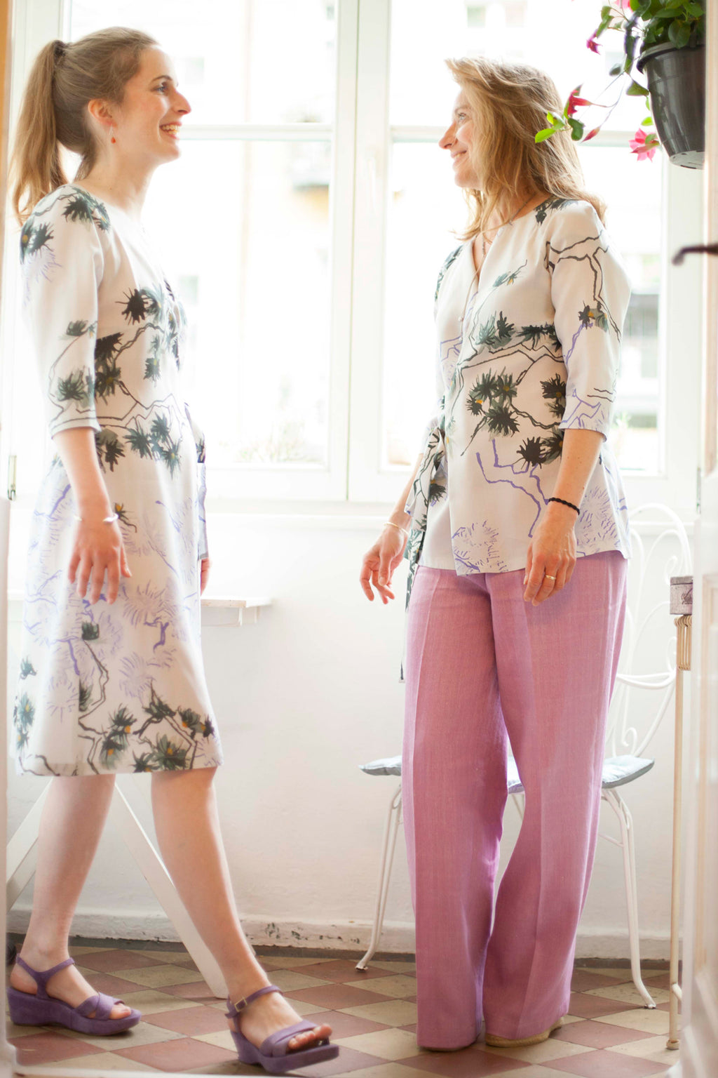 florale Sommerbluse hellgrau