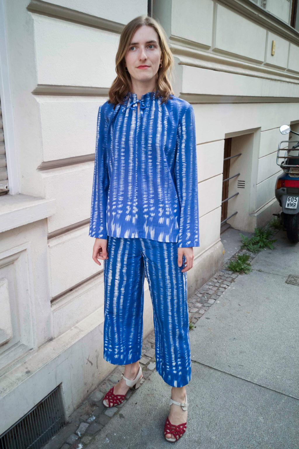 blau gemusterte Bluse mit gerafftem Kragendetail