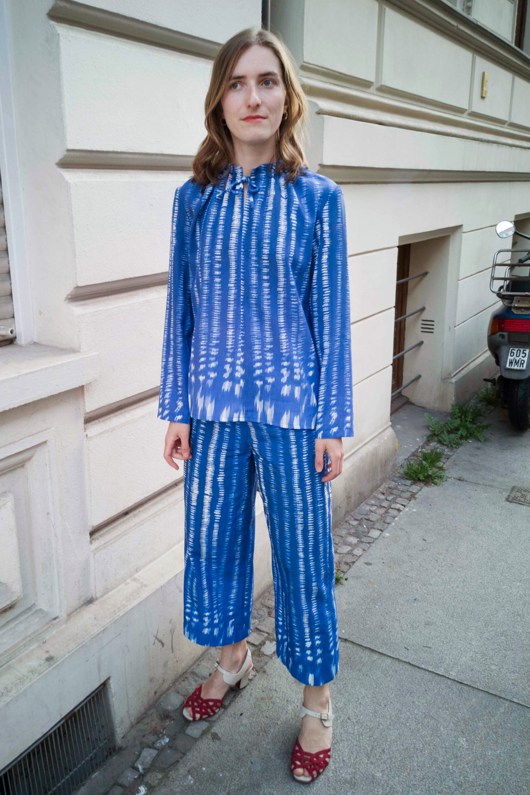 blau gemusterte Bluse mit gerafftem Kragendetail
