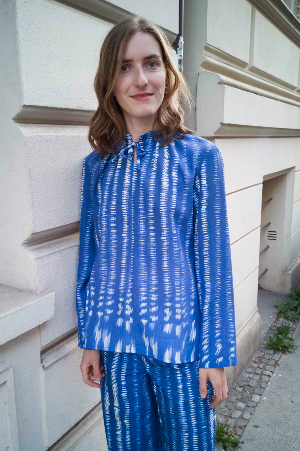 Blaue bluse mit Tupfern in weiß und gerafftem Kragen von Clara Kaesdorf