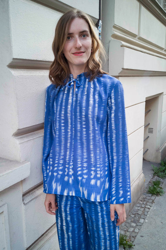 Blaue bluse mit Tupfern in weiß und gerafftem Kragen von Clara Kaesdorf