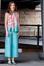 Laden Sie das Bild in den Galerie-Viewer, Summer blouse with floral painting in red beige green