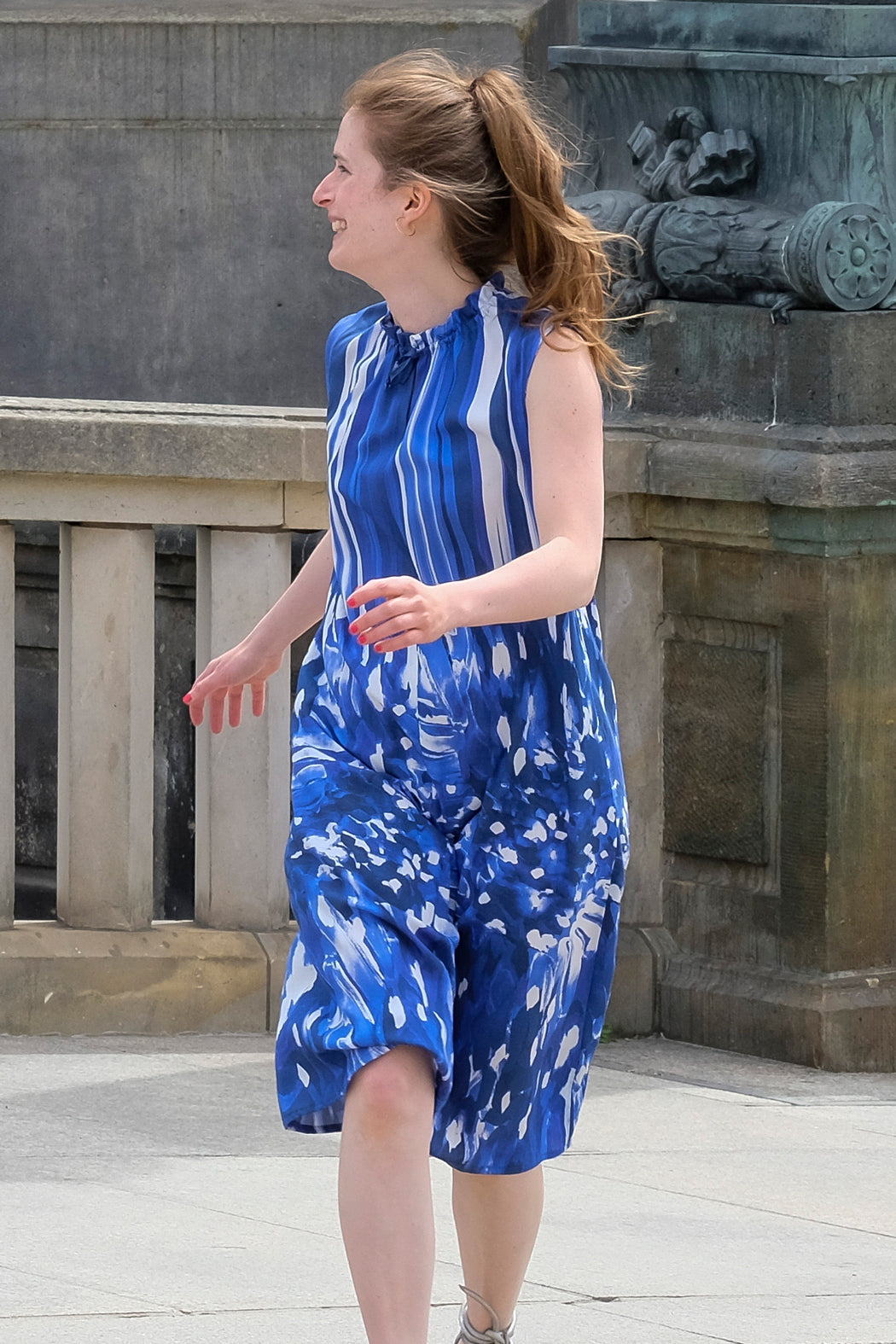weites Sommerkleid in Tintenblau