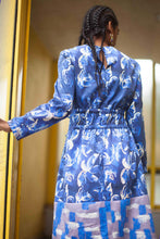 Laden Sie das Bild in den Galerie-Viewer, Blue Patterned Dress with Drawstrings