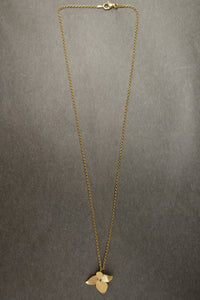 goldkette mit minimalistischem Blütenanhänger