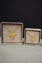 Laden Sie das Bild in den Galerie-Viewer, gold necklace with blossom pendant