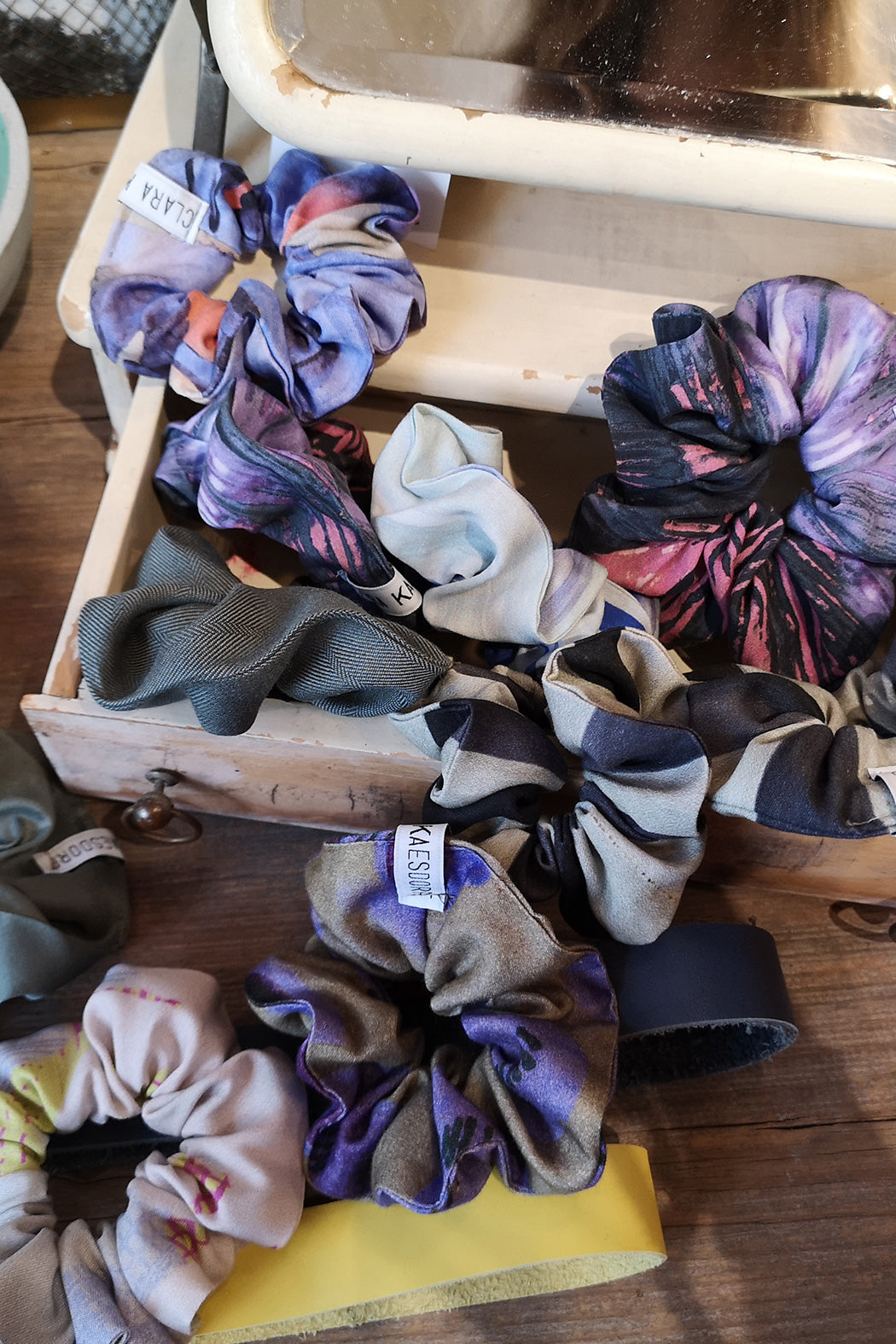 Scrunchie Haargummi handmade in Berlin aus nachhaltigen Stoffen CLARA KAESDORF