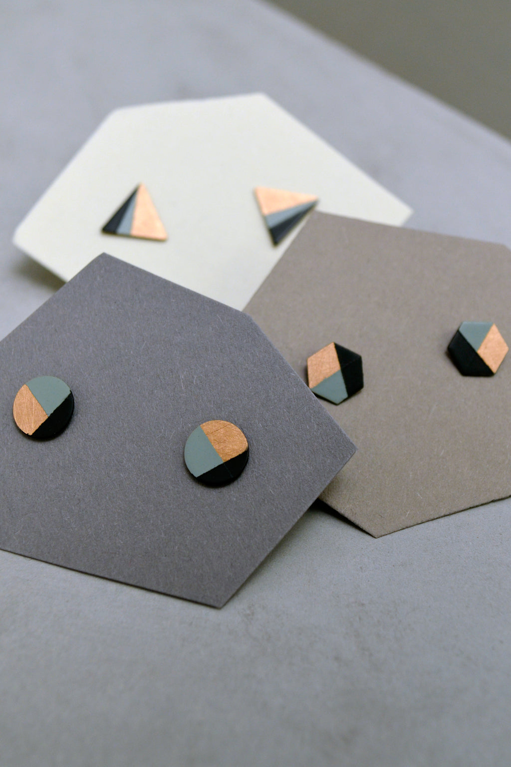 Minimalistic Studs Mint / Black