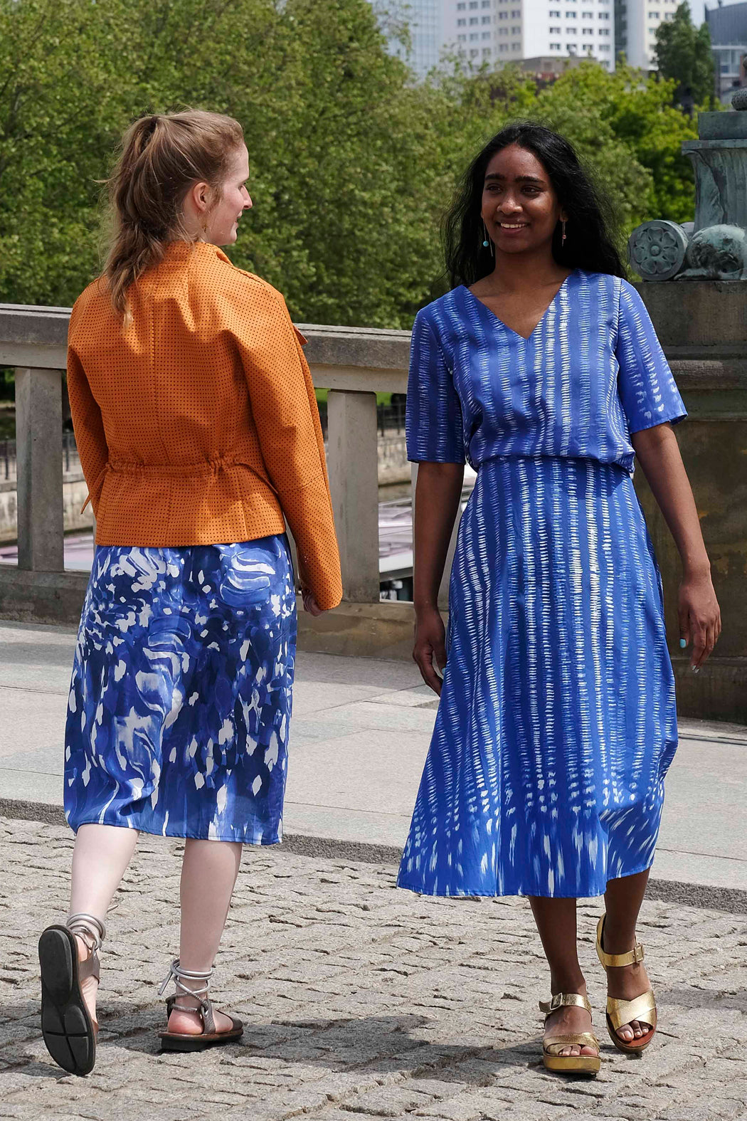 kurzarm Sommerbluse blau gemustert aus Berlin CLARA KAESDORF