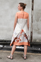Laden Sie das Bild in den Galerie-Viewer, Linen summer dress with orange print