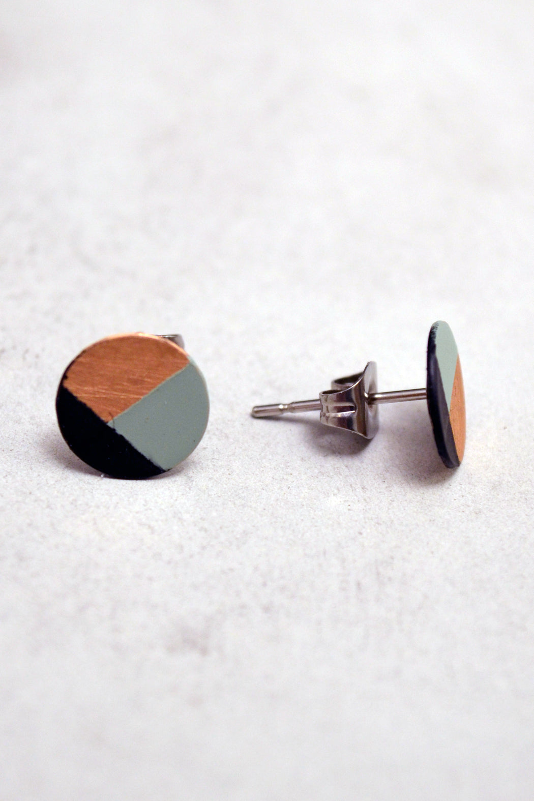 Minimalistic Studs Mint / Black
