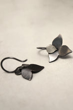 Laden Sie das Bild in den Galerie-Viewer, Floral Oxidized Black Earrings Carolina Lutz M